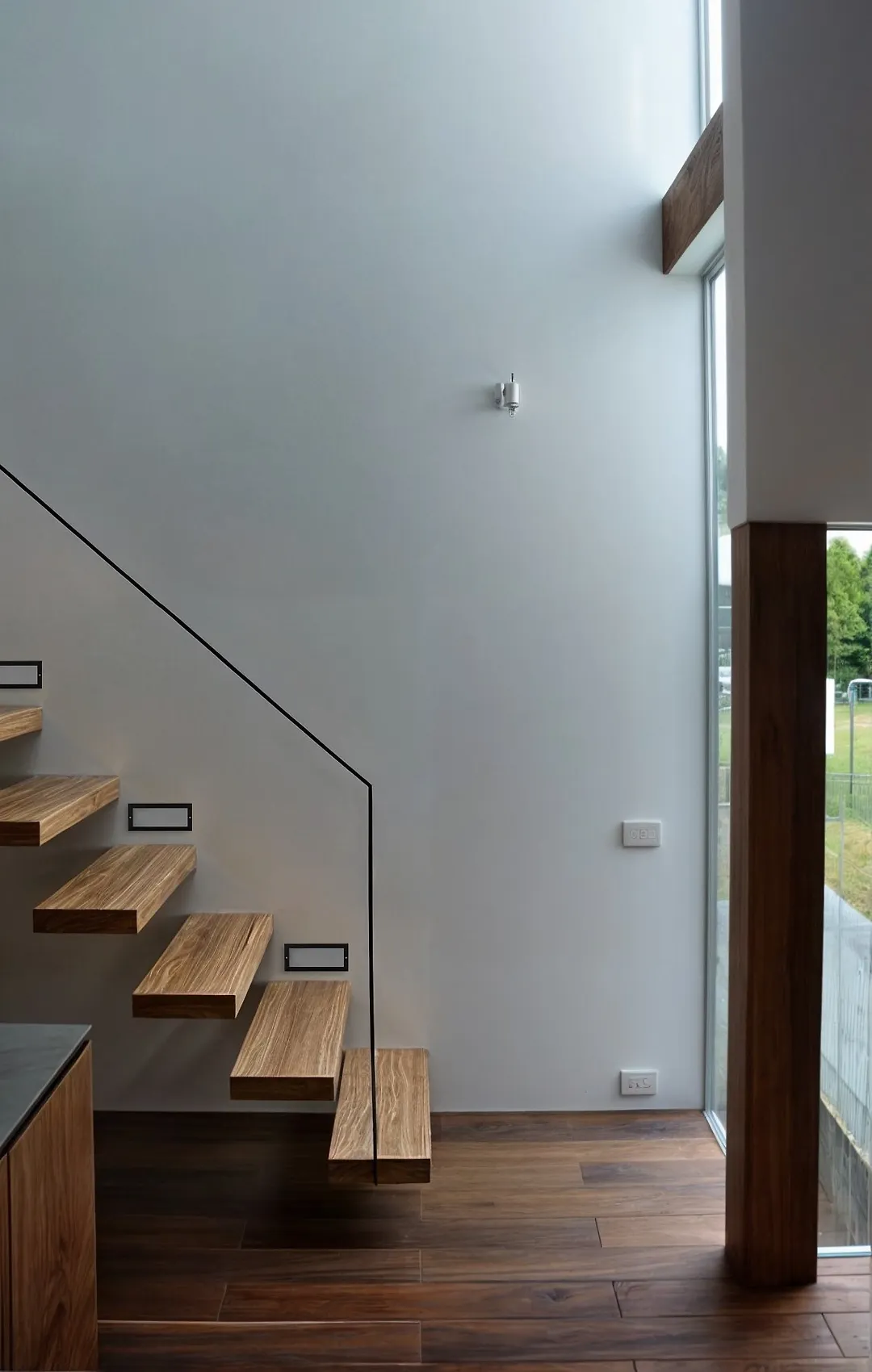 چراغ کنار پله  سفید 3079- SH شعاع